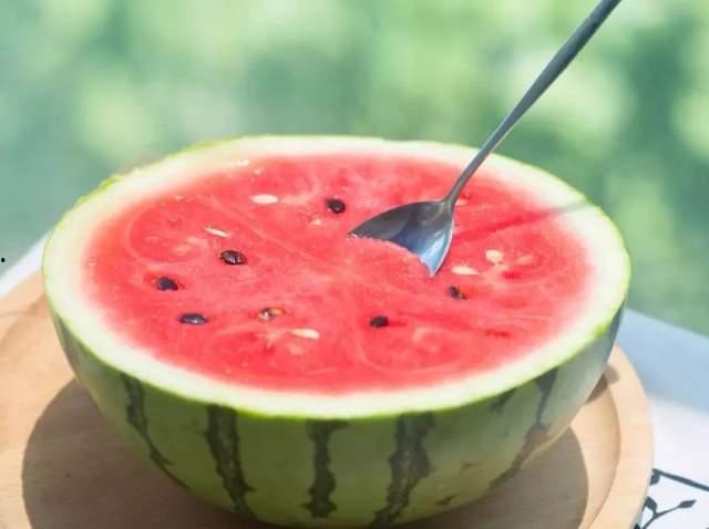 快乐吃瓜的做法,轻松解锁夏日消暑新姿势