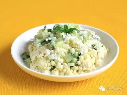 吃酸乳瓜,酸甜可口，营养丰富的夏日美味