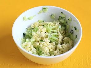 吃酸乳瓜,酸甜可口，营养丰富的夏日美味