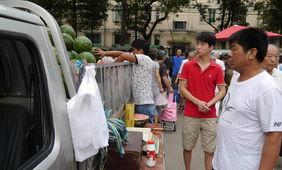 90后小伙买瓜吃瓜视频,趣味视频走红网络