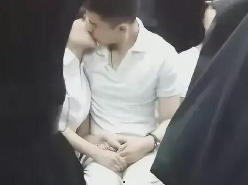 濮阳情侣亲嘴吃瓜,濮阳情侣亲嘴吃瓜，甜蜜画面引网友热议